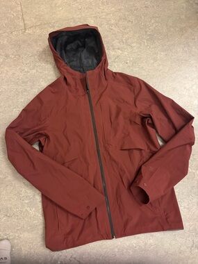 Lululemon Men's Lightweight Hooded Raink Shell Jacket in Rust Red Medium